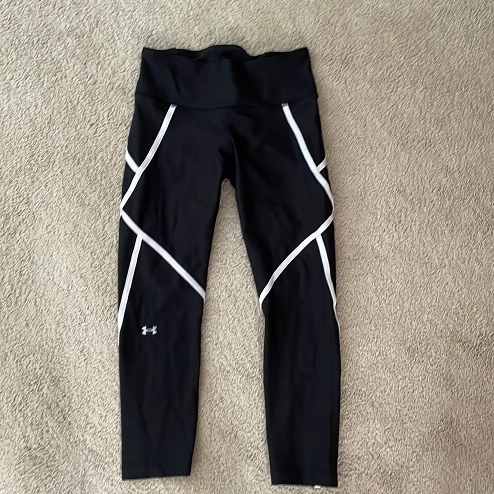 Under Armour Size Medium Black Leggings with White Piping Workout